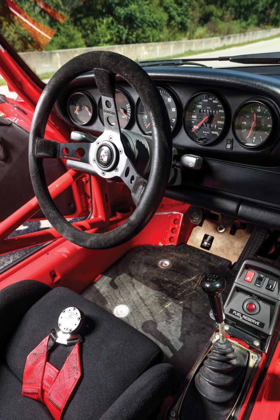 Панель приборов Porsche 911 Cup 3.8 Coupe 1995 года  (фото 18 из 21)